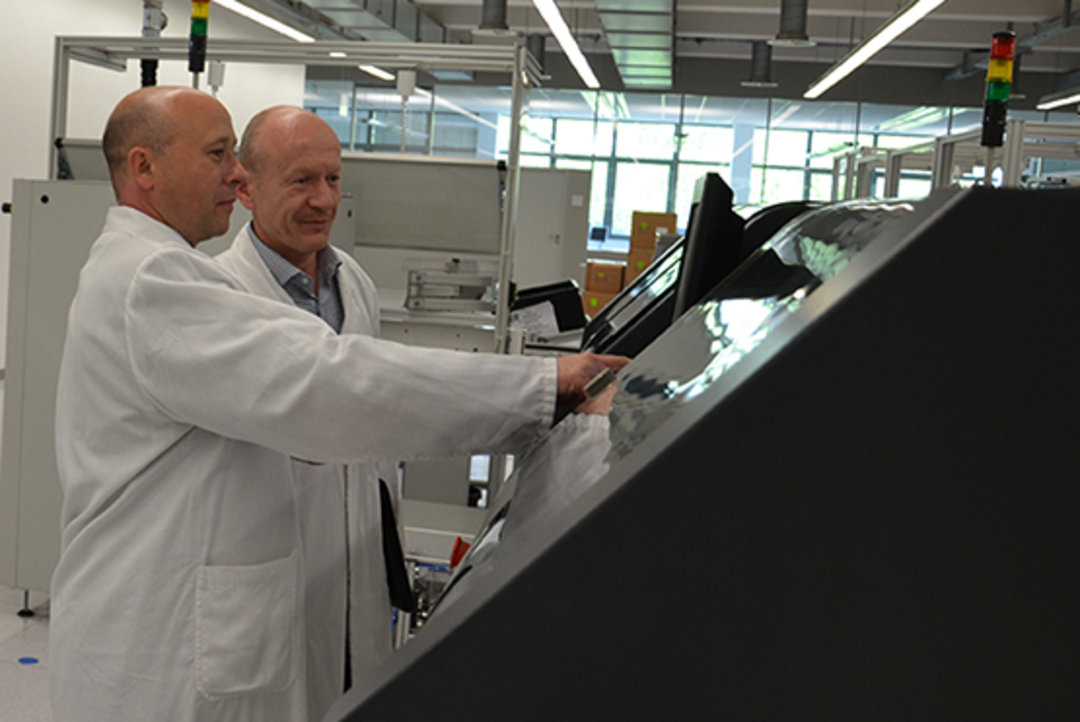 Fachgespräch zwischen Experten: Phoenix-Contact-Produktionsingenieur Heinz Krantz (re.) und Ersa Area Sales Manager Stefan Wurster (vorn) an einer Ersa Lötmaschine Fachgespräch zwischen Experten: Phoenix-Contact-Produktionsingenieur Heinz Krantz (re.) und Ersa Area Sales Manager Stefan Wurster (vorn) an einer Ersa Lötmaschine