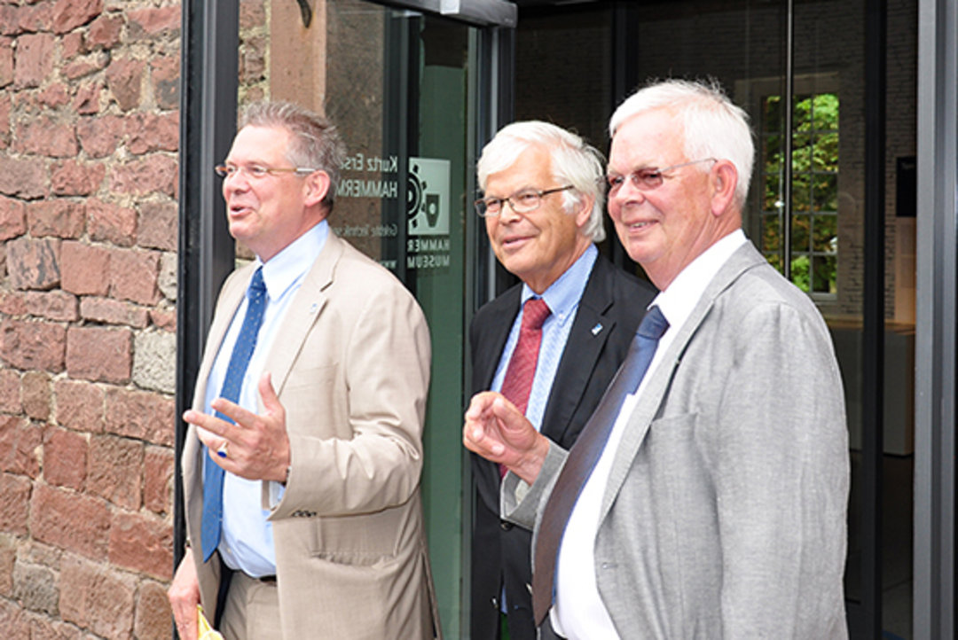 Offizieller Einlass: Die Kurtz Brüder Rainer, Walter und Bernhard (v.l.n.r.) eröffnen das Hammermuseum