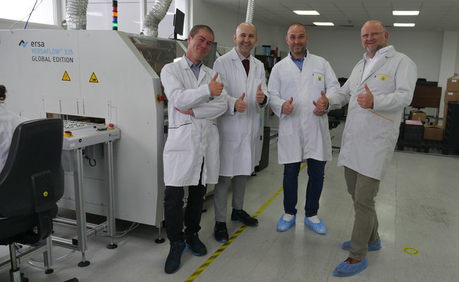 Process Manager Plamen Enchev (li.) und COO Valentin Zhelyazkov (2.v.l., hier mit Ersa Area Sales Manager Christian Ott und Nikolay Momchilov, Managing Director ERSA-Bulgaria) freuen sich über die reibungslos produzierende VERSAFLOW 3/35, mit der sich der Output bei Phonotronica verdoppelte