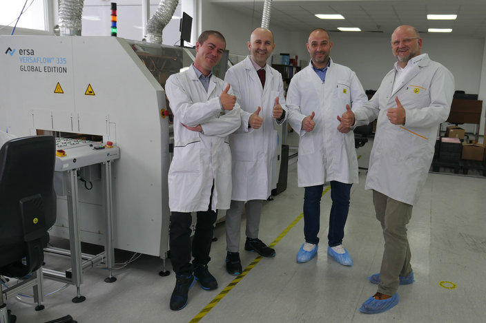 Process Manager Plamen Enchev (li.) und COO Valentin Zhelyazkov (2.v.l., hier mit Ersa Area Sales Manager Christian Ott und Nikolay Momchilov, Managing Director ERSA-Bulgaria) freuen sich über die reibungslos produzierende VERSAFLOW 3/35, mit der sich der Output bei Phonotronica verdoppelte