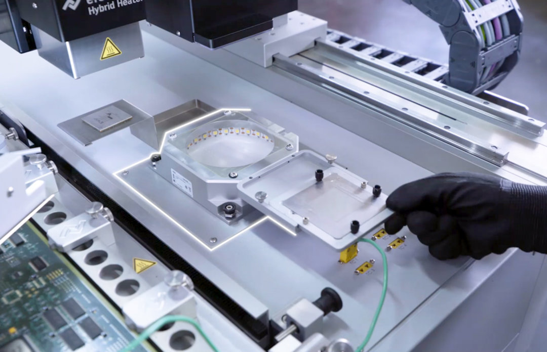 Dip&Print Station an der HR 600 XL zum definierten Flussmittel-auftrag bei BGA