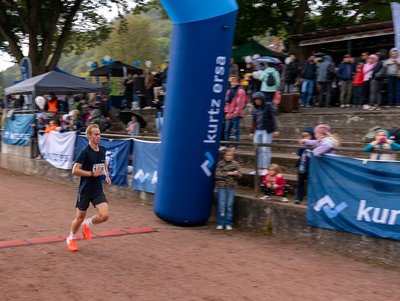 Jonathan Laurin Erdniß im Kurtz Ersa-Trikot mit der Startnummer 1456 gewinnt die 4,5 km in beeindruckenden 15:20 min