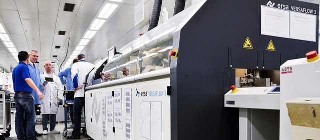 Ersa Vertriebsmann Meinrad Eckert (2.v.l.) im Gespräch mit dem Enics-Schweiz-Team, das ein Ziel hat: das Beste aus „ihrer“ VERSAFLOW Selektivlötanlage herausholen
