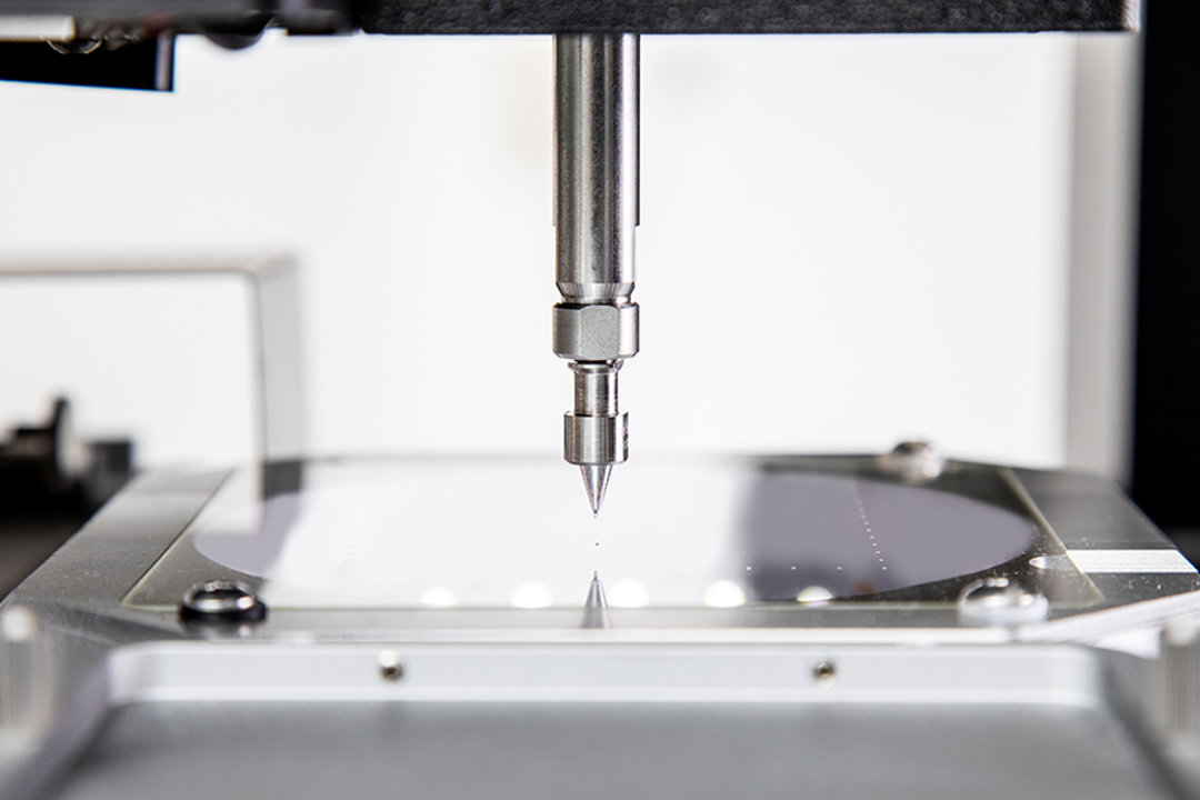 Kein Staubkorn, sondern ein 01005-Chip-Bauelement, das mit dem Ersa HR 600/3P verarbeitet wird