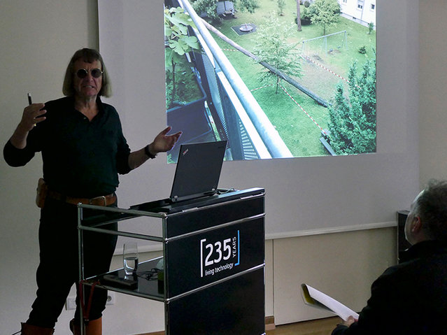 Gastredner Prof. Dr. Claus Mattheck, Abteilungsleiter für Biomechanik am Institut für Angewandte Materialien des Karlsruher Instituts für Technologie (KIT), während seines Vortrages über ungewöhnliche Denkwerkzeuge Gastredner Prof. Dr. Claus Mattheck, Abteilungsleiter für Biomechanik am Institut für Angewandte Materialien des Karlsruher Instituts für Technologie (KIT), während seines Vortrages über ungewöhnliche Denkwerkzeuge