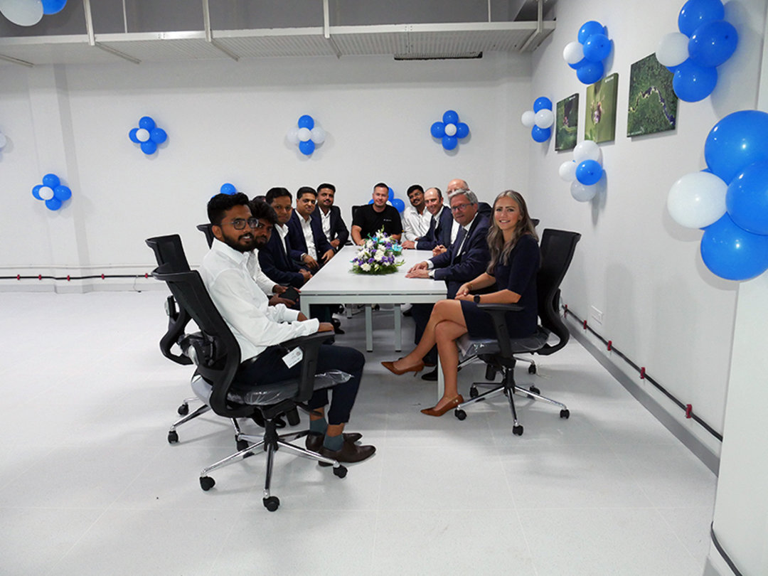 Erstes Meeting im neuen Office von Kurtz Ersa India