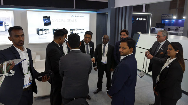 Einstimmung des Messe-Teams vor Beginn der Messe im India Explo Centre