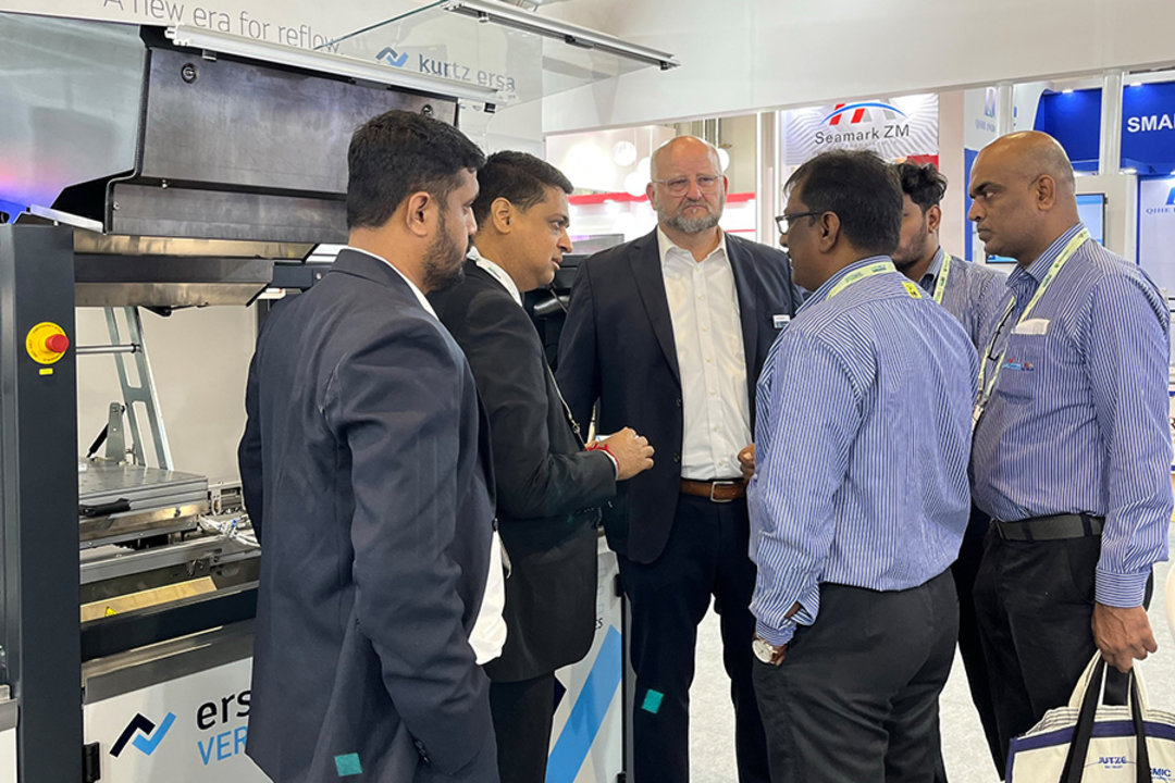 Intensive Gespräche auf der Productronica & Electronica India – hier vor der Ersa Reflowlötanlage HOTFLOW THREE Intensive Gespräche auf der Productronica & Electronica India – hier vor der Ersa Reflowlötanlage HOTFLOW THREE