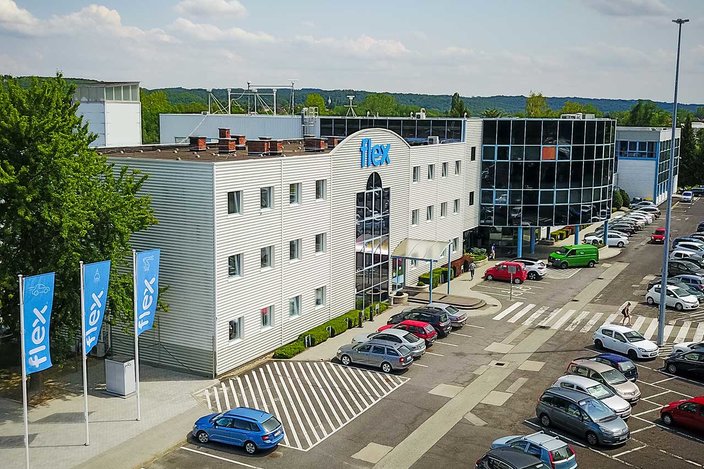Flex Hungary setzt auf VERSAFLOW 3/45 Selektivlinie mit automatischer Hub- und Senkstation