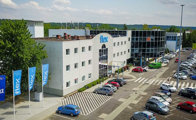 Flex Hungary setzt auf VERSAFLOW 3/45 Selektivlinie mit automatischer Hub- und Senkstation