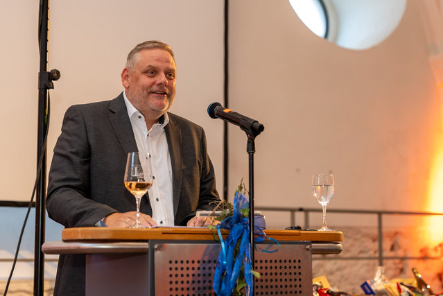 Kurtz Ersa-CEO Thomas Mühleck bei seiner Begrüßungsrede zur Jubilarfeier 2026 im Kloster Bronnbach