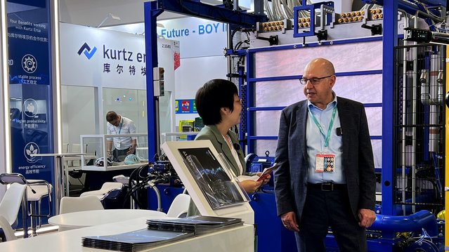 Andrea Carta, Geschäftsführer und CEO von Moulding Machines, im Interview auf der Chinaplas Andrea Carta, Geschäftsführer und CEO von Moulding Machines, im Interview auf der Chinaplas