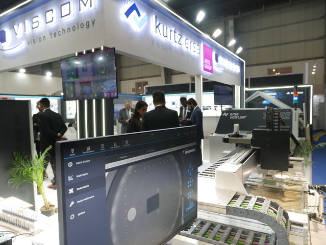 Konzentrierte Arbeitsatmosphäre des kompletten Messe-Teams