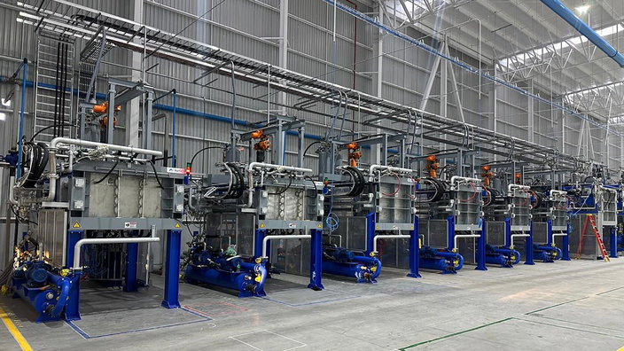 Produktionslinie bestehend aus den Formteilautomaten des Typs Kurtz N-LINE
