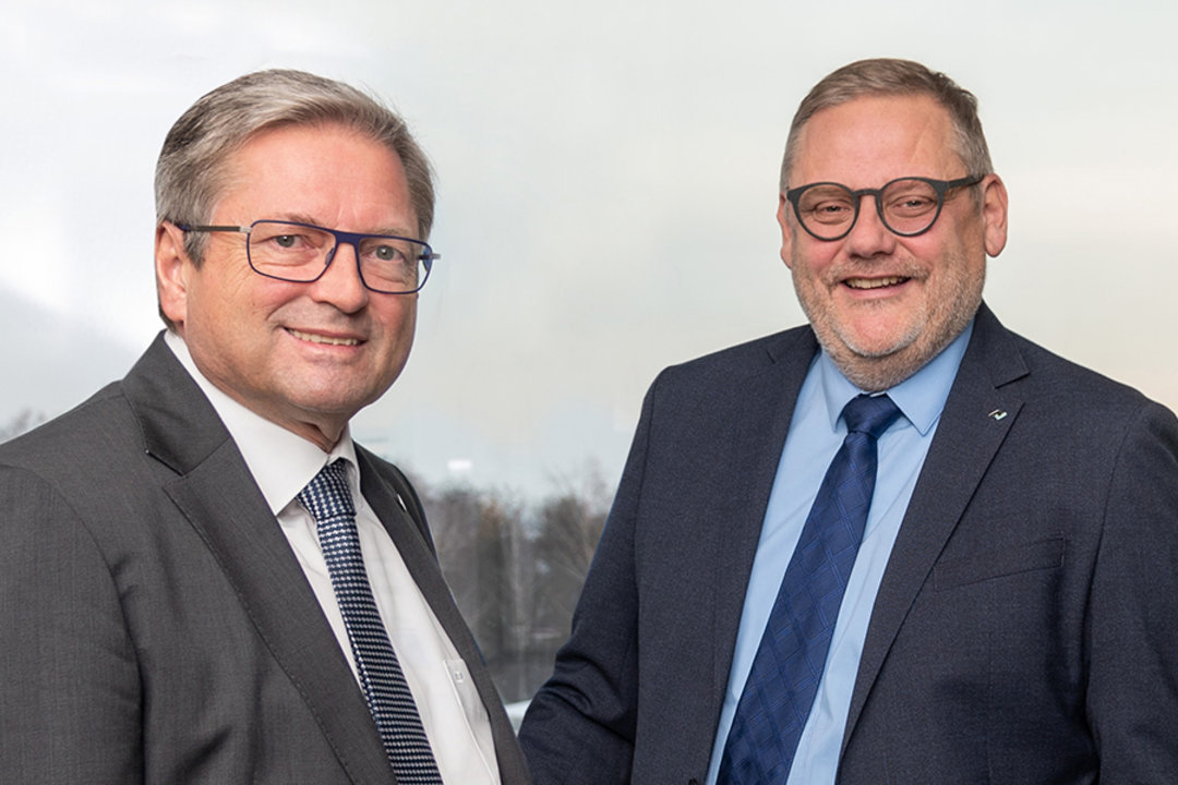 Rainer Krauss, Ersa Gesamtvertriebsleiter und Geschäftsführer Kurtz Ersa India sowie globalPoint (li.), mit CFO und CEO a.i. Thomas Mühleck Rainer Krauss, Ersa Gesamtvertriebsleiter und Geschäftsführer Kurtz Ersa India sowie globalPoint (li.), mit CFO und CEO a.i. Thomas Mühleck