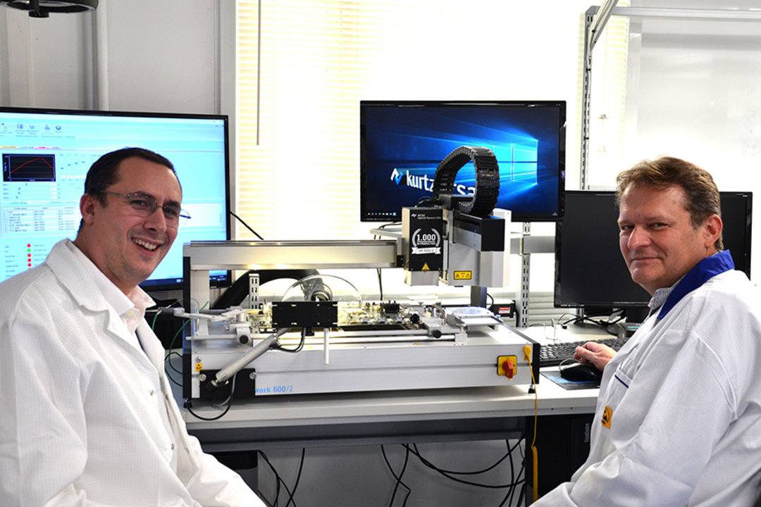 Das Team von Analog Way freut sich über das neue Reworksystem, das den Aus-tausch von Bauteilen von 1 mm bis 60 mm ohne zusätzliches Zubehör ermöglicht Das Team von Analog Way freut sich über das neue Reworksystem, das den Aus-tausch von Bauteilen von 1 mm bis 60 mm ohne zusätzliches Zubehör ermöglicht