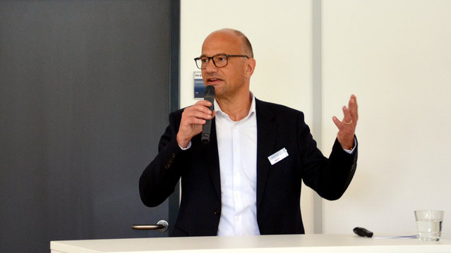 ASMPT-CEO Josef Ernst bei seiner mitreißenden Keynote