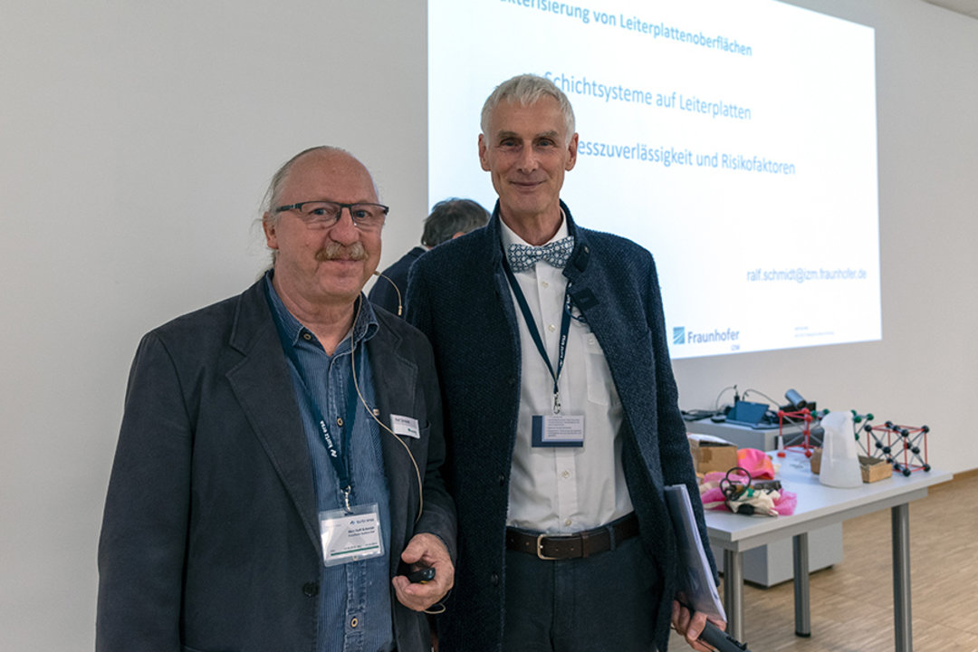 Dr. Hans Bell (re.) und Dipl.-Ing. Ralf Schmidt vom Fraunhofer Institut für Zuverlässigkeit und Mikrointegration (IZM) Dr. Hans Bell (re.) und Dipl.-Ing. Ralf Schmidt vom Fraunhofer Institut für Zuverlässigkeit und Mikrointegration (IZM)