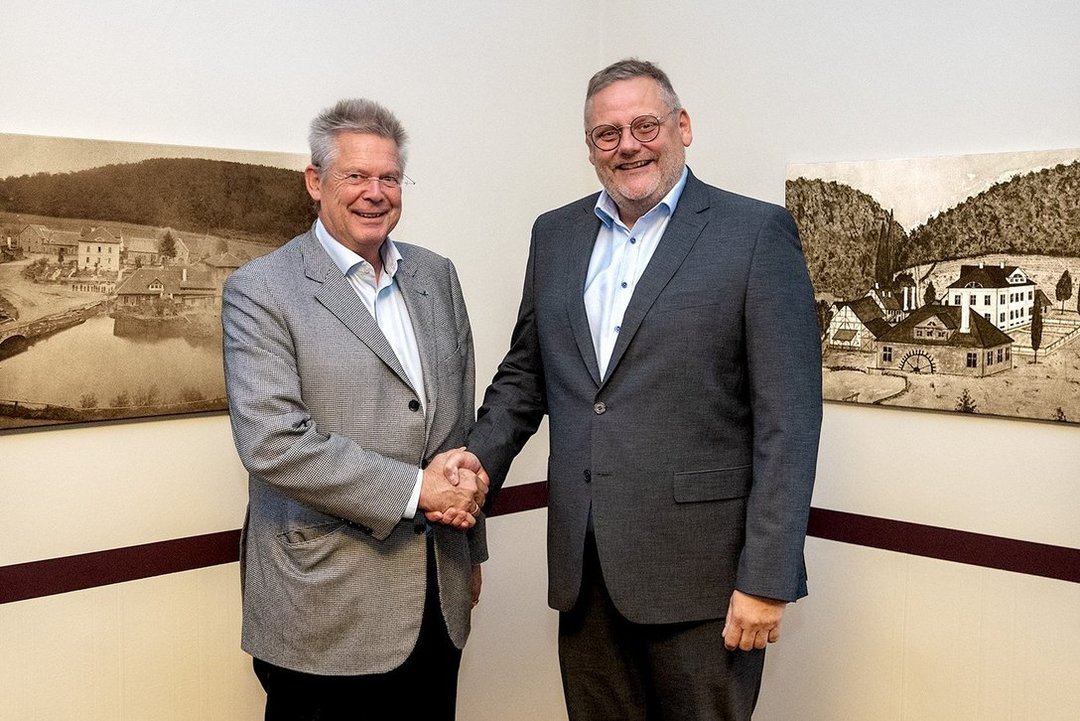 Der Beiratsvorsitzende Rainer Kurtz (li.) gratuliert Thomas Mühleck zur Ernennung zum CEO