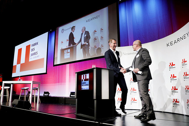 Shakehands bei "Fabrik des Jahres": Prof. Dr.-Ing. Dipl.-Wirt.-Ing. Günther Schuh von der RWTH Aachen Universität (li.) gratuliert Kurtz Ersa-CEO Ralph Knecht zum GEO Award; Foto: SV Veranstaltungen