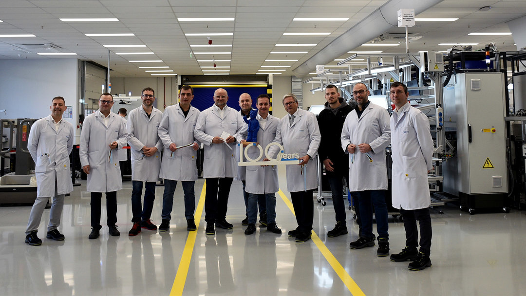 Am Standort von Festo Bulgaria werden auf der Ersa Linie Servoantriebe für die Festo-Welt gefertigt - Bild zeigt die offizielle Übergabe in 2025, die zusammfiel mit dem „100 Jahre Festo“ Am Standort von Festo Bulgaria werden auf der Ersa Linie Servoantriebe für die Festo-Welt gefertigt - Bild zeigt die offizielle Übergabe in 2025, die zusammfiel mit dem „100 Jahre Festo“