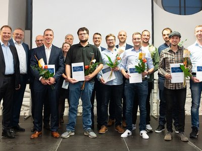 15 Jahre im Unternehmen (von links):  Dr. Michael Fischer, Thomas Mühleck, Andrea Carta, Philipp Günzelmann, Dr. Astrid Rota, Hubert Baren, Jan Bundschuh, Massimo de Vivo, Michael Semmel, Christian Diehm, Sebastian Schwab, Simon Grasmann, Patrick Spengler, Alexander Drach, Sebastian Nitschky 