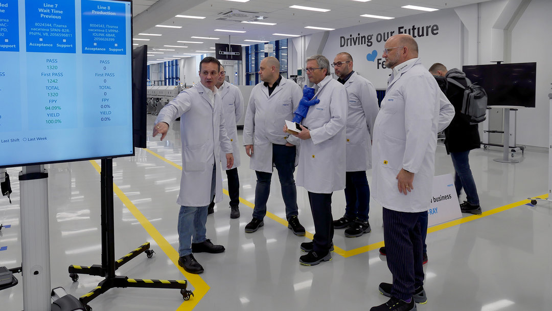 General Manager Kalin Dobrev (links im Bild) erläutert die digitalisierte Fertigung am Standort Sofia