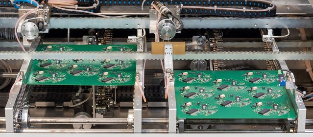 Prozesssicherheit durch Synchronisierung und maximalen Durchsatz bietet der Doppelspurtransport; hierbei stehen 2 x 285 mm Arbeitsbreite zur Verfügung, der Einzelspurtransport ermöglicht 630 mm Arbeitsbreite