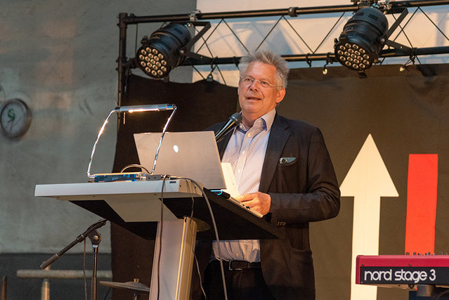 Rainer Kurtz begrüßt die Teilnehmer der HAMMERWEINprobe Rainer Kurtz begrüßt die Teilnehmer der HAMMERWEINprobe