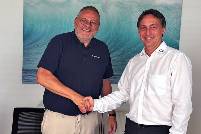 Thomas Mühleck, CEO Kurtz Ersa-Konzern, beim Shakehands mit Alexander Tschernev, bisheriger Geschäftsführer und Gesellschafter der ATV Technologie GmbH