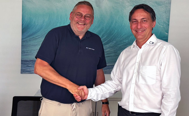 Thomas Mühleck, CEO Kurtz Ersa-Konzern, beim Shakehands mit Alexander Tschernev, bisheriger Geschäftsführer und Gesellschafter der ATV Technologie GmbH