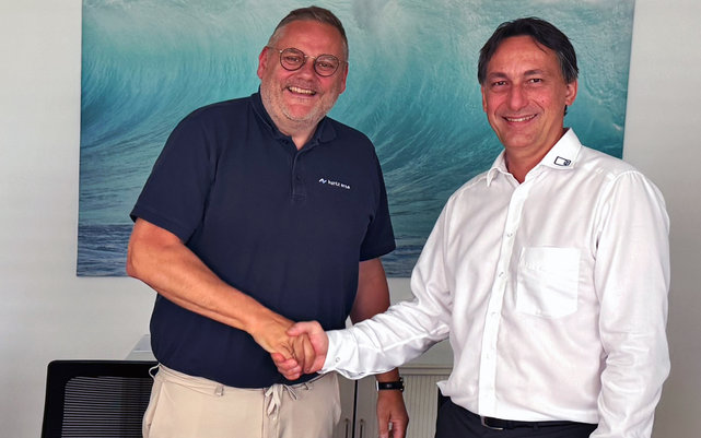 Thomas Mühleck, CEO Kurtz Ersa-Konzern, beim Shakehands mit Alexander Tschernev, bisheriger Geschäftsführer und Gesellschafter der ATV Technologie GmbH