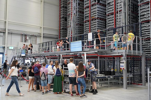 Kommissionier-Plätze vor dem Automatischen Kleinteilelager (AKL)
