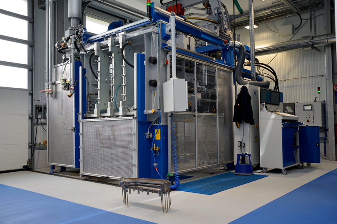 Blick ins TecCenter bei der T. Michel Formenbau GmbH & Co. KG - im Vordergrund eine Seitenverkleidung, hinter der Kurtz Formteilautomat