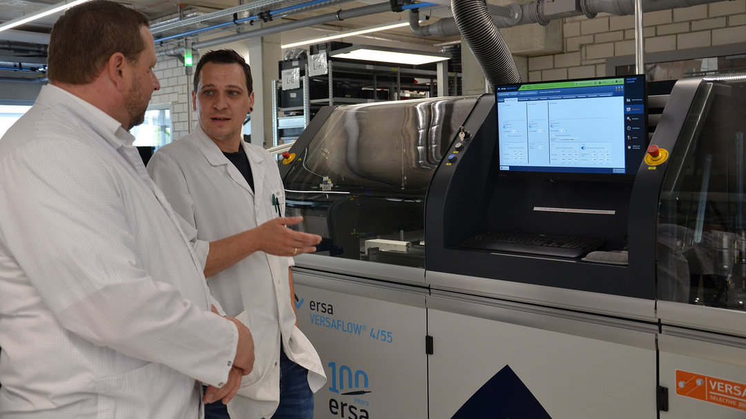 Geht da noch was mit der VERSAFLOW 4/55? Regelmäßig bewegt man sich an der Grenze des physikalisch Machbaren und meistert selbst feinste Pin-Abstände von 0,4 mm