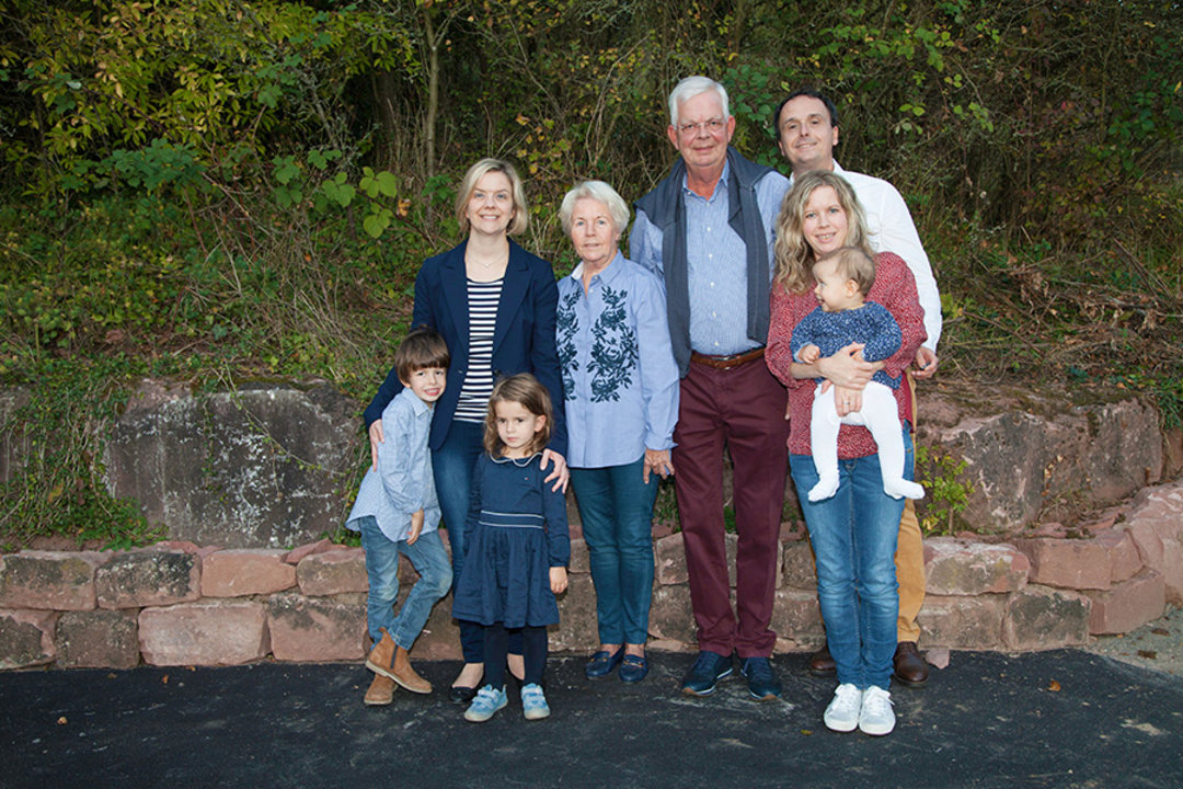 Bernhard Kurtz mit Frau Margrit, den Töchtern Carolin (li.) und Stefanie (re.) mit Familie