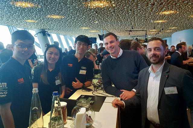 Die Ersa Kollegen Marco Schöllig (re.) und Adrian Münkel (2.v.r.) mit Mitgliedern des TUfast-Teams im Business Club der Allianz Arena München
