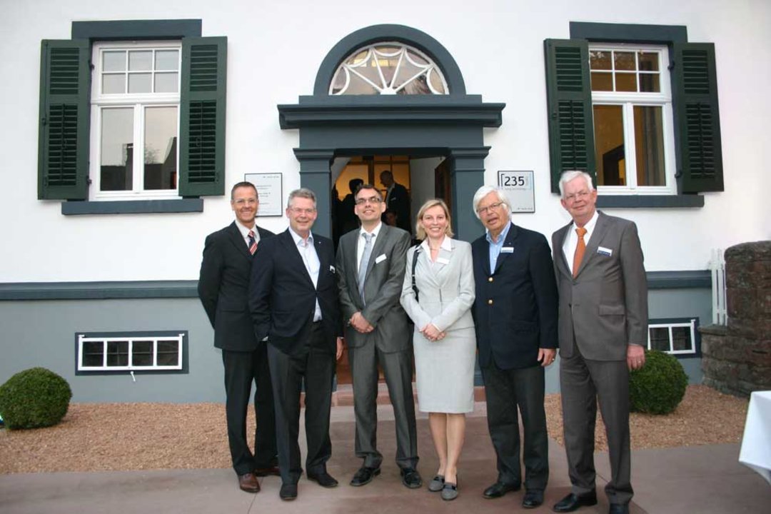 Vor dem Herrenhaus (v.l.n.r.): Prof. Dr. Ralf Jahn, Hauptgeschäftsführer IHK Würzburg-Schweinfurt, Rainer Kurtz, Dr. Robert Meier, Dr. Andrea H. Schneider, Walter Kurtz und Bernhard Kurtz.
