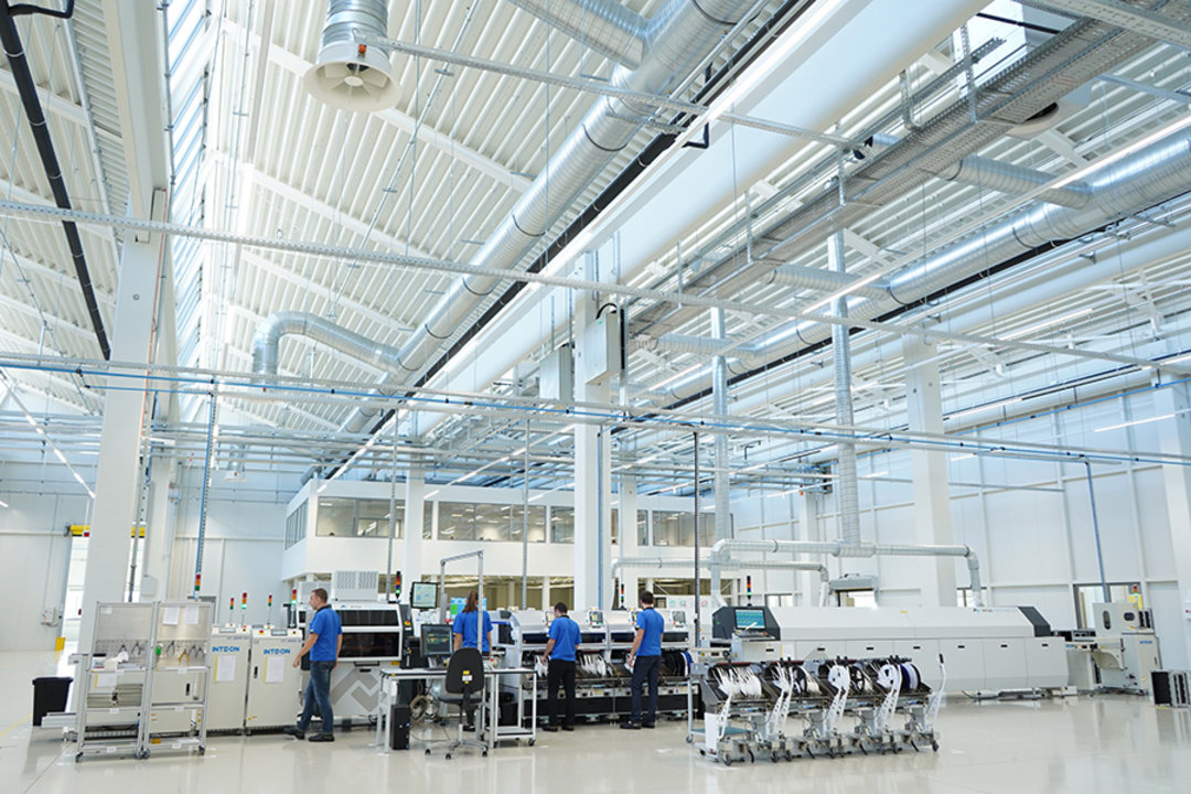 Linie mit VERSAPRINT P1 und HOTFLOW 3/20 für die Klebeprozesse in der Elektronikfertigung bei Tridonic in Niš Linie mit VERSAPRINT P1 und HOTFLOW 3/20 für die Klebeprozesse in der Elektronikfertigung bei Tridonic in Niš
