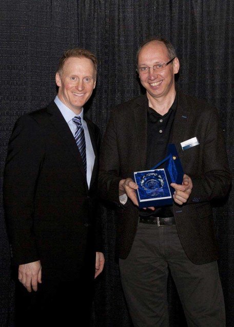 Kurtz North America Geschäftsführer Albrecht Beck mit Chefredakteur Mike Buetow bei der Preisverleihung am 25. März im Mandalay Bay Convention Center in Las Vegas
