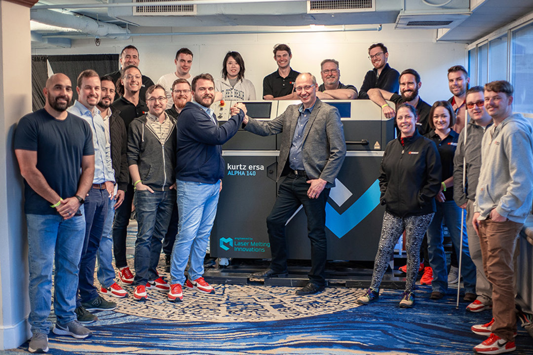 Shakehands für eine starke Kooperation: AJ Strandquist, CEO Würth Additive Group, und Albrecht Beck, President und COO von Kurtz Ersa, Inc., mit den Sales-Teams beider Unternehmen Shakehands für eine starke Kooperation: AJ Strandquist, CEO Würth Additive Group, und Albrecht Beck, President und COO von Kurtz Ersa, Inc., mit den Sales-Teams beider Unternehmen