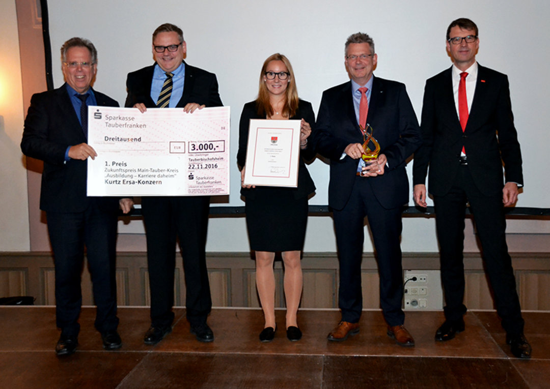 Riesenfreude bei Kurtz Ersa über den 1. Platz beim Zukunftspreis zum Thema „Ausbildung – Karriere daheim“ – stellvertretend für den Konzern: CFO Thomas Mühleck, HR-Managerin Verena Bartschat und CEO Rainer Kurtz mit dem Juryvorsitzenden Landrat Reinhard F