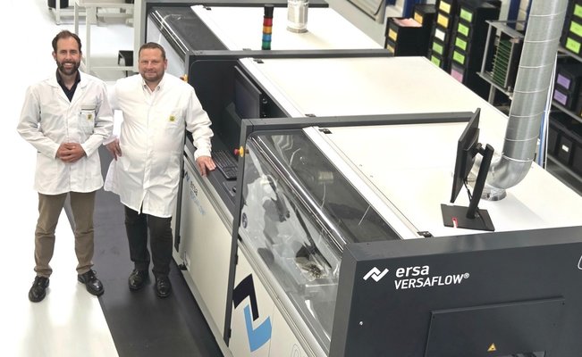 MTL-Geschäftsführer Fabian Larem (li.) mit Ersa Area Sales Manager Mark Birl neben der VERSAFLOW ONE X