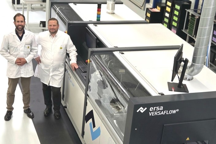 MTL-Geschäftsführer Fabian Larem (li.) mit Ersa Area Sales Manager Mark Birl neben der VERSAFLOW ONE X