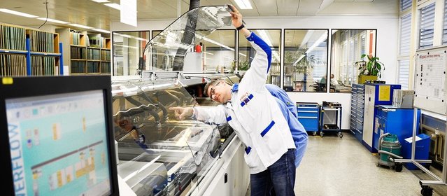 Nah am Kunden, nah am Thema – auch beim Innenleben einer POWERFLOW Wellenlötanlage: Roger Frei, Manager Product Engineering & Technology bei Enics Schweiz