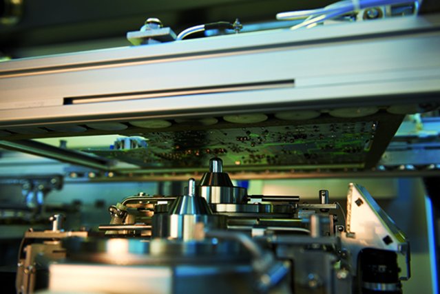 Höchste Produktivität und Flexibilität auf engstem Raum bietet das Ersa Doppeltiegelsystem Höchste Produktivität und Flexibilität auf engstem Raum bietet das Ersa Doppeltiegelsystem
