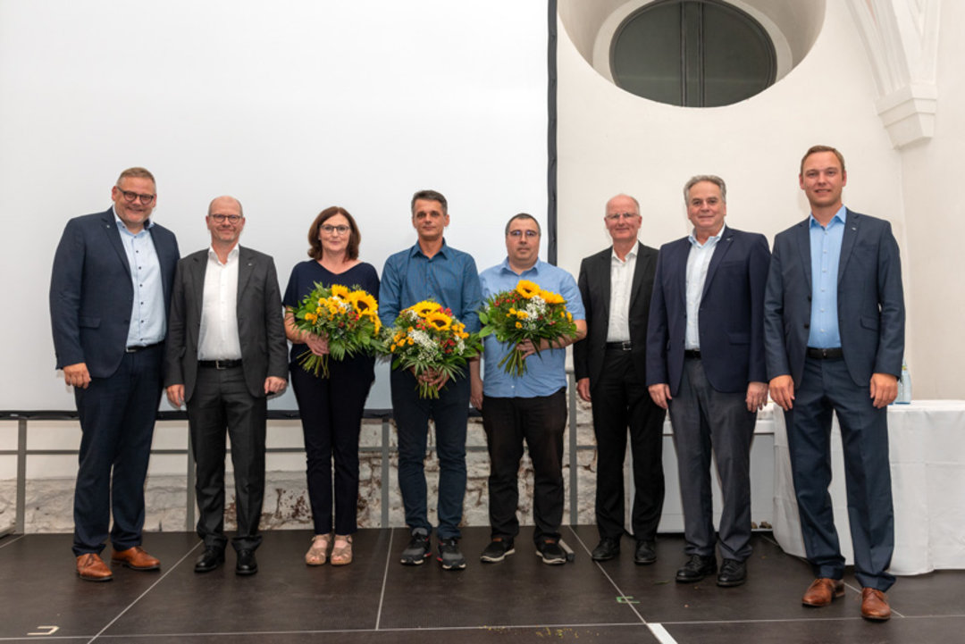 Jubilare 30 und 35 Jahre (v.l.n.r.): Thomas Mühleck, CFO Kurtz Holding; Ralph Knecht, Geschäftsführer Ersa, Barbara Böxler (35), Samir Babaca (30), Stefan Bachmann (30), Dr. Michael Wenzel, Kurtz Ersa Automation Geschäftsführer; Uwe Rothaug, Geschä Jubilare 30 und 35 Jahre (v.l.n.r.): Thomas Mühleck, CFO Kurtz Holding; Ralph Knecht, Geschäftsführer Ersa, Barbara Böxler (35), Samir Babaca (30), Stefan Bachmann (30), Dr. Michael Wenzel, Kurtz Ersa Automation Geschäftsführer; Uwe Rothaug, Geschäftsführ