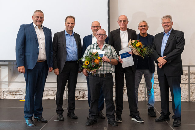 2x 45 Jahre Kurtz Ersa: Joachim Zander (Ersa GmbH, Mi.) und Herbert Lannig (Kurtz GmbH & Co. KG, 3.v.r.) mit CEO Thomas Mühleck, Ersa Geschäftsführer Dr. Michael Fischer, Kurtz Geschäftsführer Andrea Carta, Betriebsrat Jochen Kraft & Beirat Rainer Ku 2x 45 Jahre im Kurtz Ersa-Konzern: Joachim Zander (Ersa GmbH – Mitte) und Herbert Lannig (Kurtz GmbH & Co. KG, 3.v.r.) mit CEO Thomas Mühleck, Ersa Geschäftsführer Dr. Michael Fischer, Kurtz Geschäftsführer Andrea Carta, dem Betriebsratsvorsitzenden Jochen Kraft und dem Beiratsvorsitzenden Rainer Kurtz