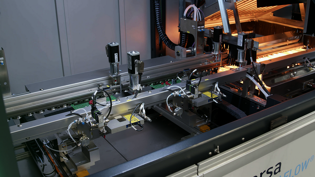 VERSAFLEX 2.0 - vollständig parallele, voneinander unabhängige Verarbeitung von zwei Leiterplatten in einem Modul VERSAFLEX 2.0 - vollständig parallele, voneinander unabhängige Verarbeitung von zwei Leiterplatten in einem Modul