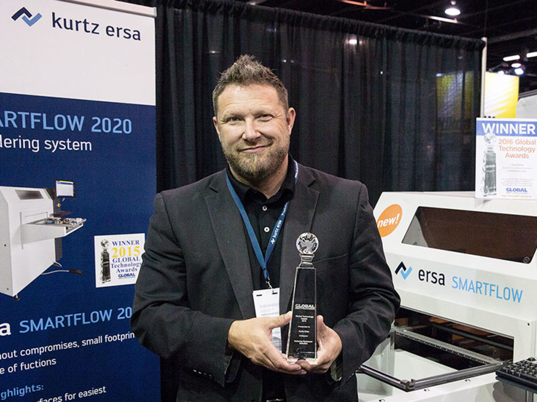 Ernie Grice, Vice President Sales bei Kurtz North Amercia, freut sich über über den GTA-Produktaward für Ersa VERSAFLEX in der Kategorie „Selektivlöten“